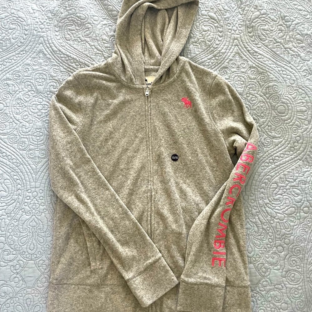Abercrombie hooded zip up jacket with moose logo. Fits women’s XS/S